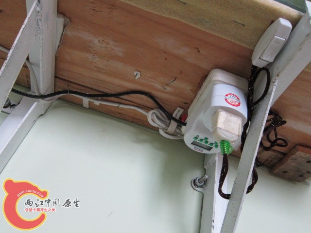 板底插座，胶固定，定时器设定灯光时间。