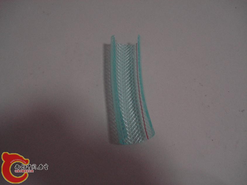 用剪子剪开