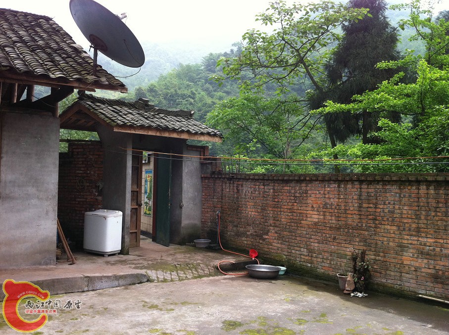 进门是水源和下水.jpg